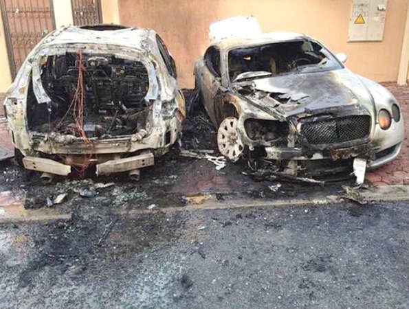 السيارتان وقد اخمدت الاطفاء حريقهما