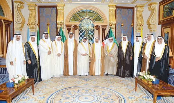 صاحب السمو الامير الشيخ صباح الاحمد مستقبلا الشيخ بندر بن محمد ال ثاني والوفد المرافق ويبدو عادل الصرعاوي
