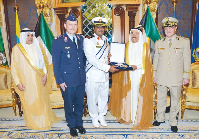 صاحب السمو الامير الشيخ صباح الاحمد يتسلم الوشاح الاعظم لـ السيزم من العقيد عبدالحكيم محمد الشنو بحضور الشيخ خالد الجراح﻿