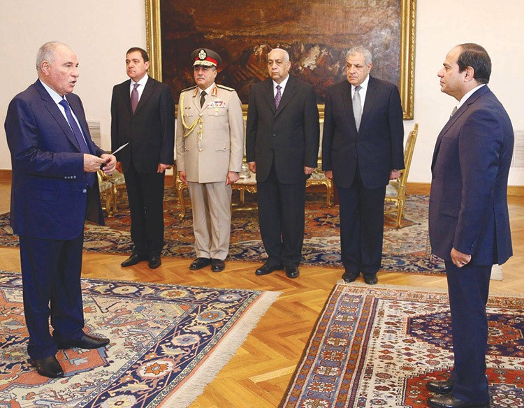 المستشار احمد الزند وزير العدل الجديد يؤدي اليمين الدستورية امام الرئيس المصري عبد الفتاح السيسي امساپ