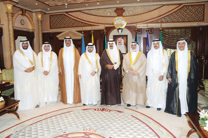 سمو ولي العهد الشيخ نواف الاحمد مستقبلا الشيخ بندر بن محمد بن سعود ال ثاني والوفد المرافق بحضور عادل الصرعاوي﻿