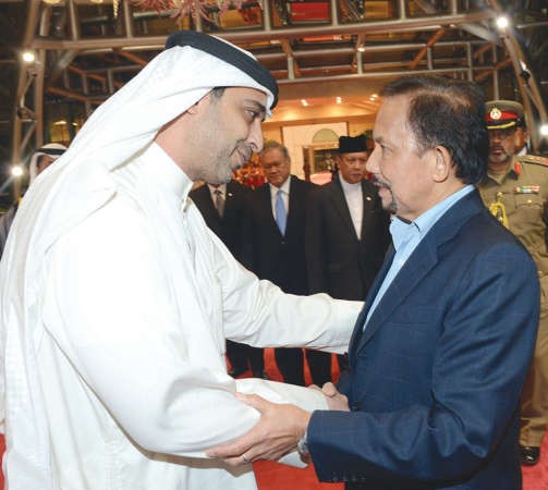 1 الشيخ محمد العبدالله مودعا سلطان بروناي لدى مغادرته الكويت