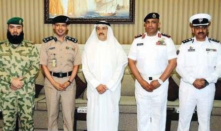الفريق ماحمد الرجيب يتوسط الضباط المكرمين﻿