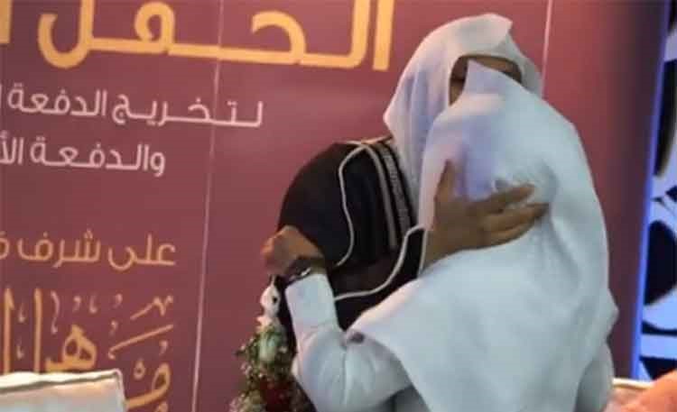 بالفيديو.. لحظة تقبيل إمام الحرم المكي لابنه افتخاراً بختمه القرآن بحضوره