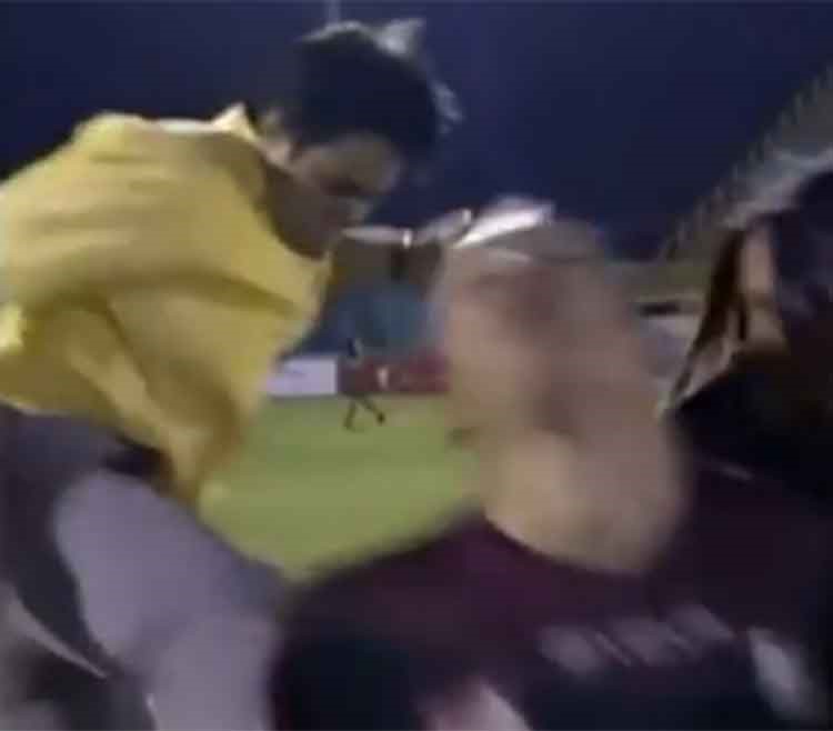 بالفيديو.. مشجع يركل لاعبًا بمنتهى العنف على الهواء أثناء مقابلة تلفزيونية