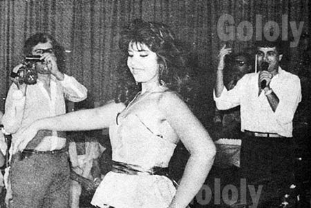 شاهد.. بوسي شلبي شابة ترقص أمام عمرو دياب في إحدى الحفلات