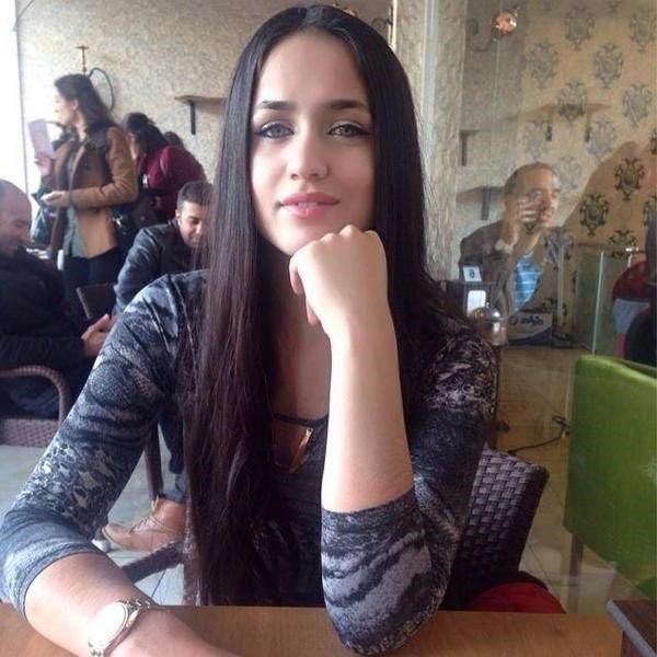 بالصور.. إطلاق النار على فتاة تركية لمشاركتها في برنامج غنائي