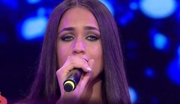 بالصور.. إطلاق النار على فتاة تركية لمشاركتها في برنامج غنائي