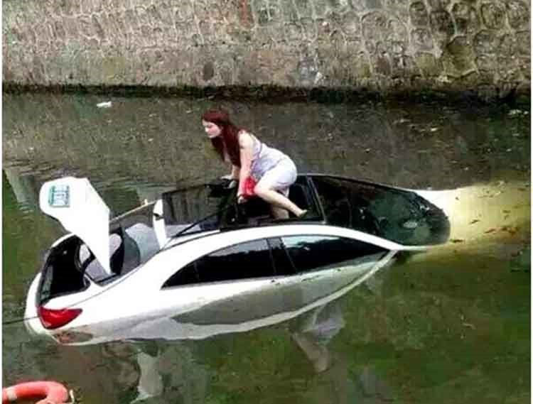 بالصور.. صينية أغرقت سيارتها بدلًا من ركنها