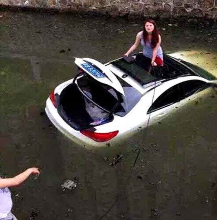 بالصور.. صينية أغرقت سيارتها بدلًا من ركنها