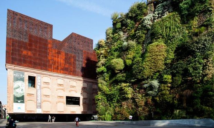 مركز CaixaForum الثقافي في مدريد