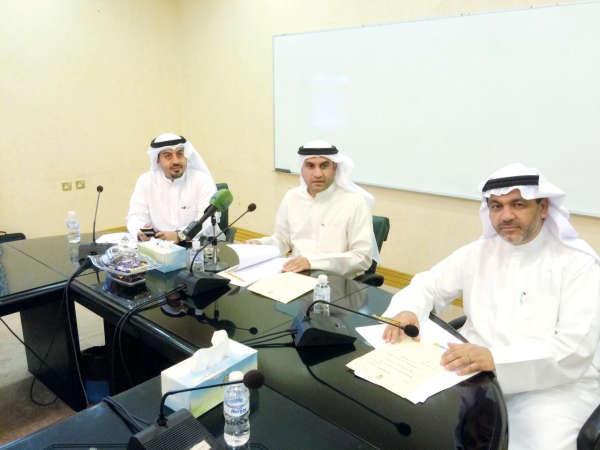 عبدالله الكندري خلال ترؤسه الاجتماع

