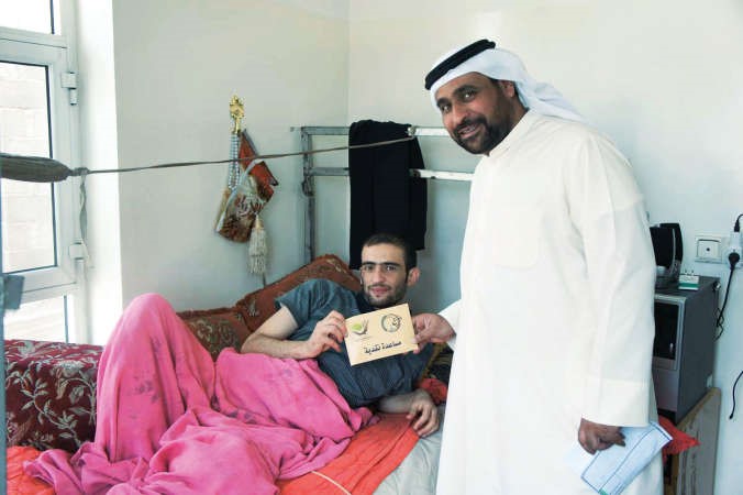 الدبوس يقدم مساعدة لمصاب يمني
﻿
