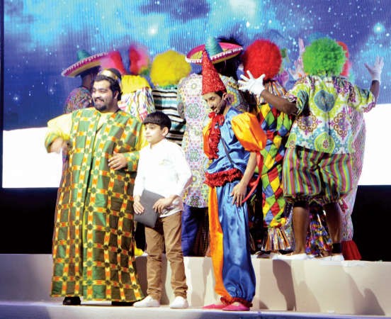جانب من عرض الحكواتي والاراجوز في افتتاح مهرجان المسرح العربي للطفل 