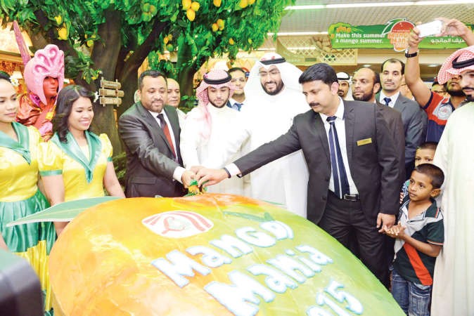 قطع كيكة المهرجان﻿