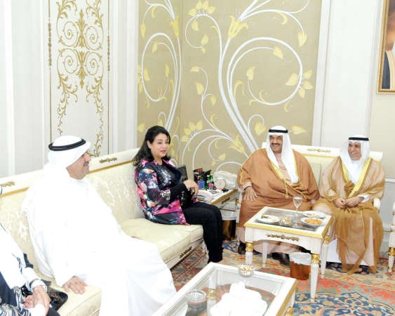 سمو الشيخ ناصر المحمد مستقبلا د درية شرف الدين بحضور د اسماعيل الشطي