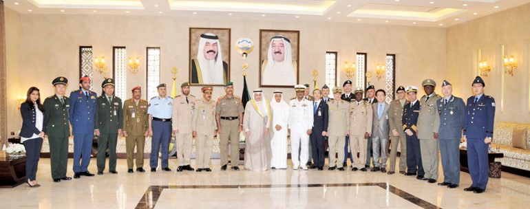 الشيخ خالد الجراح مع رئيس واعضاء المجلس الدولي للرياضة العسكرية السيزم﻿