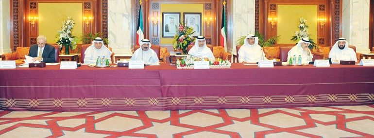 سمو رئيس الوزراء الشيخ جابر المبارك مترئسا الاجتماع بحضور الشيخ ناصر صباح الاحمد والشيخ صباح الخالد والشيخ خالد الجراح وانس الصالح ود بدر العيسى ود علي العمير﻿