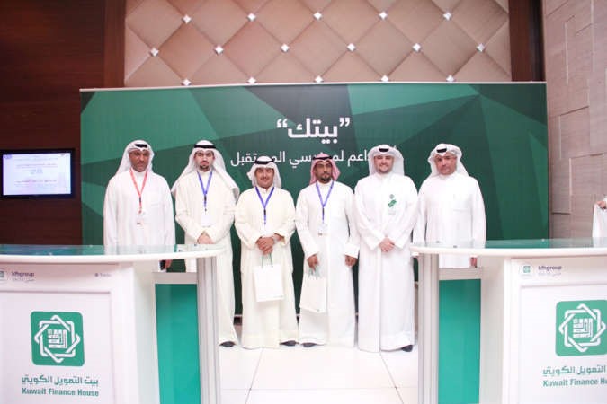 طلبة الكلية اصحاب مشاريع التخرج مع ممثلي بيتك﻿