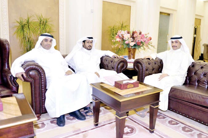 الغانم مع رئيس نقابة الجمارك ورئيس اتحاد عمال الكويت﻿