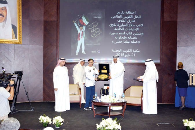 الشيخ احمد المنصور مكرما طارق القلاف
