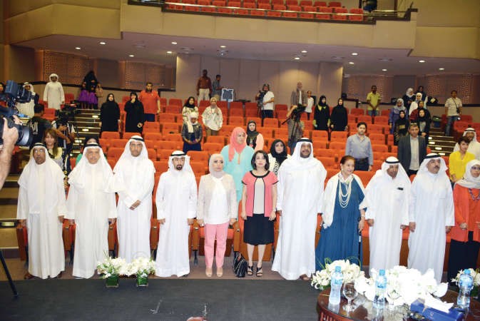 رئيس الهيئة العامة للشباب والرياضة الشيخ احمد المنصور والضيوف في قاعة المكتبة الوطنية ريليش كومار