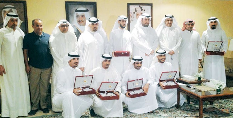 الشيخ صباح اليوسف وعذبي اليوسف وبدر الفيلكاوي يتوسطون المكرمين