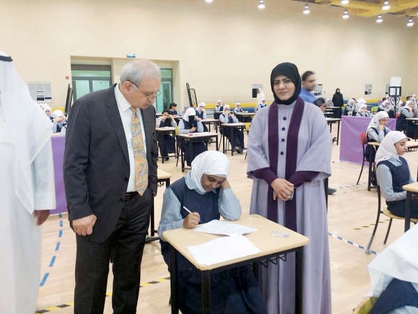 د بدر العيسى خلال تفقده سير الامتحانات في ثانوية الفروانية بنات برفقة مدير المدرسة سهام السهيل﻿