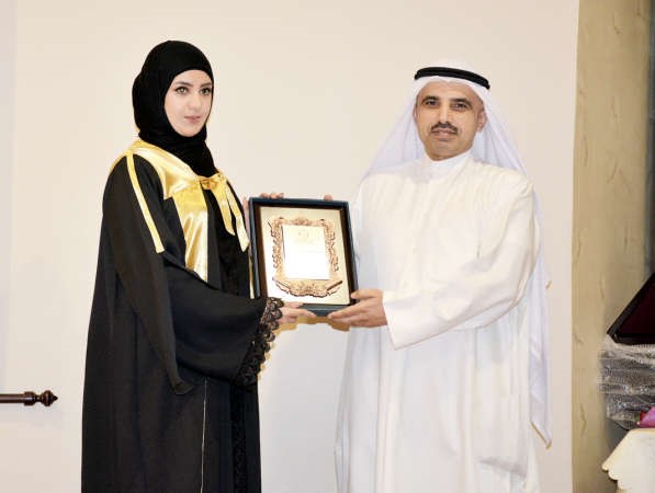 تكريم احدى الخريجات 	ريليش كومار﻿