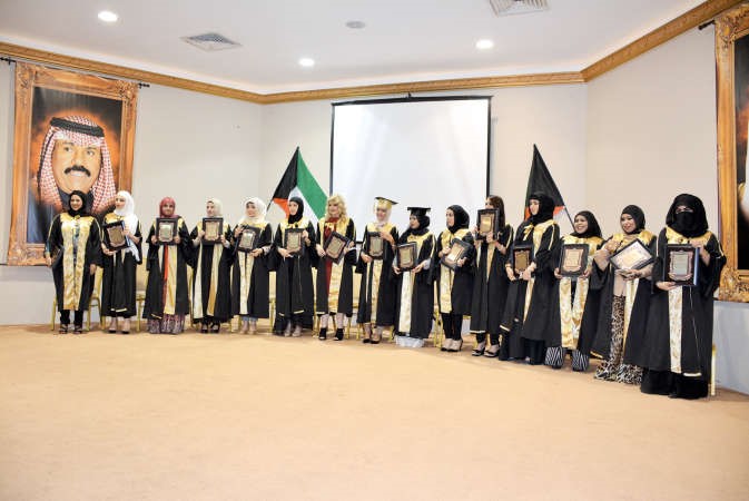 الطالبات الخريجات يحملن شهادات تخرجهن ﻿
