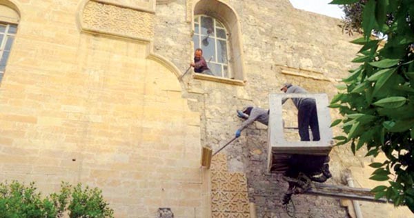 صورة مركبة لصليب الكنيسة قبل التدمير وبعده العربية نت