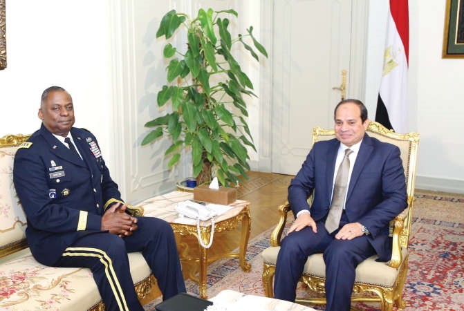 الرئيس المصري عبد الفتاح السيسي مستقبلا الجنرال لويد اوستن قائد القيادة المركزية الاميركية في القصر الرئاسي في القاهرة امس الاول ا ف ب 