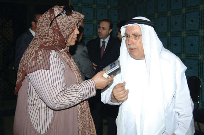 ابراهيم العابد متحدثا الى الزميلة هناء السيد ناصر عبد السيد 