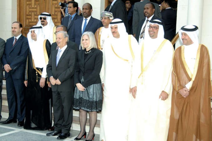 الشيخ سلمان الحمود متوسطا المشاركين في اجتماع مجلس وزراء الاعلام العرب ناصر عبدالسيد