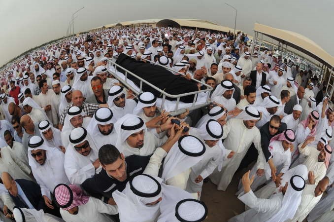 حشد كبير من اهالي الكويت والمقيمين في وداع الفقيد الكبير المغفور له باذن الله العم جاسم الخرافي﻿