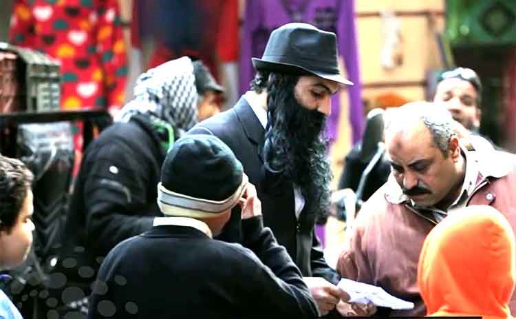 بالفيديو.. شاهد رد فعل المصريين عند رؤيتهم يهودي يمشي في أحد شوارع القاهرة