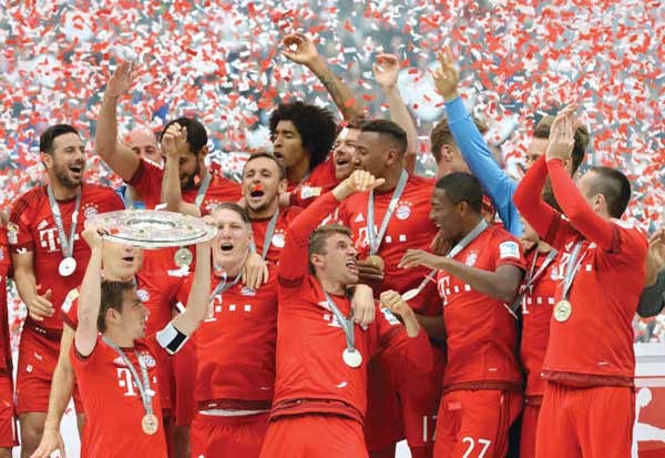لاعبو بايرن ميونيخ يحتفلون بالحصول على درع الدوري الالمانيافپ