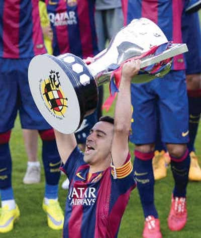 قائد برشلونة تشافي هرنانديز يرفع اخر كؤوس الدوري الاسباني في مسيرته