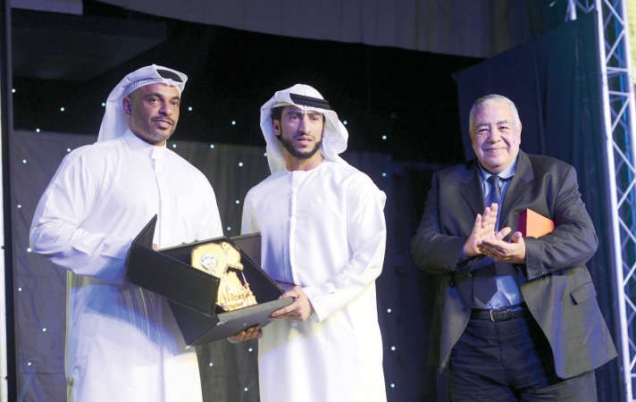 بدر بودي يقدم درعا تذكارية للاماراتي محمد الشرقي