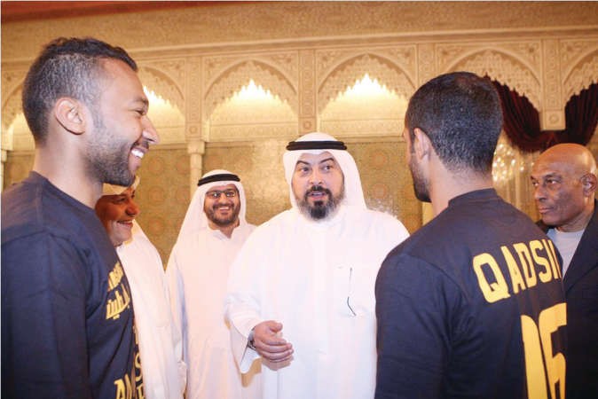 الشيخ طلال الفهد يتحدث مع بدر المطوع ﻿