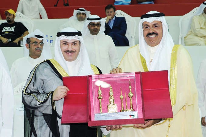 الشيخ احمد النواف يتسلم درعا من الشيخ خالد العبدالله﻿