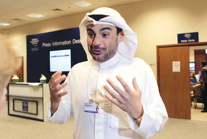 عمر قتيبة الغانم متحدثا حول تمكين الشباب من الانخراط في سوق العمل في المنطقة حتى 2017 اپ