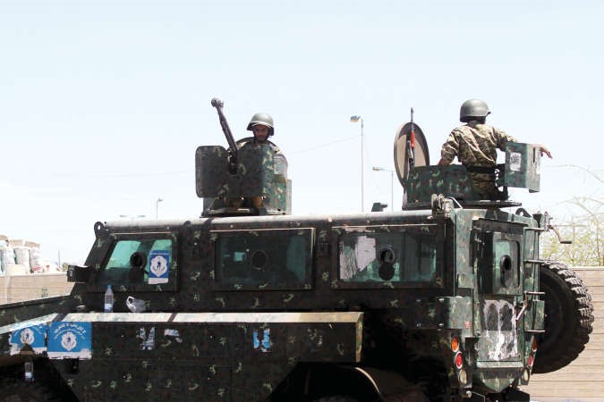 جنود شرطة يحرسون الاحتفالات بمناسبة الذكرى 25 للوحدة اليمنية في صنعاءامس رويترز
