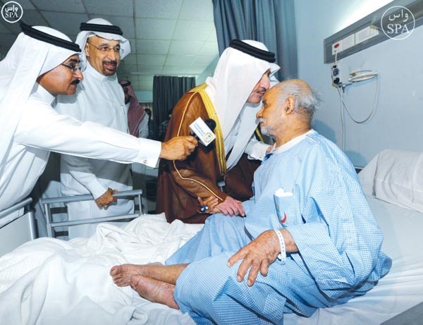 صاحب السمو الملكي الامير سعود بن نايف امير المنطقة الشرقية مواسيا احد المصابين من كبار السن بمستشفى القطيف والدمام المركزي امسواس