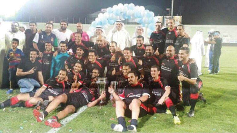 فريق بوبيان حاملا كاس البطولة 