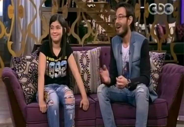 بالفيديو.. أحمد زاهر يمنع نفسه من البكاء بسبب ابنته.. ويعرض صورة نادرة له من فترة مرضه