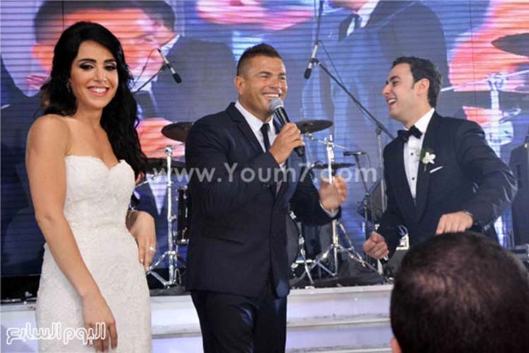 بالصور.. الهضبة يشدو بأجمل أغانيه في زفاف محمود عوض ونادين بيضون