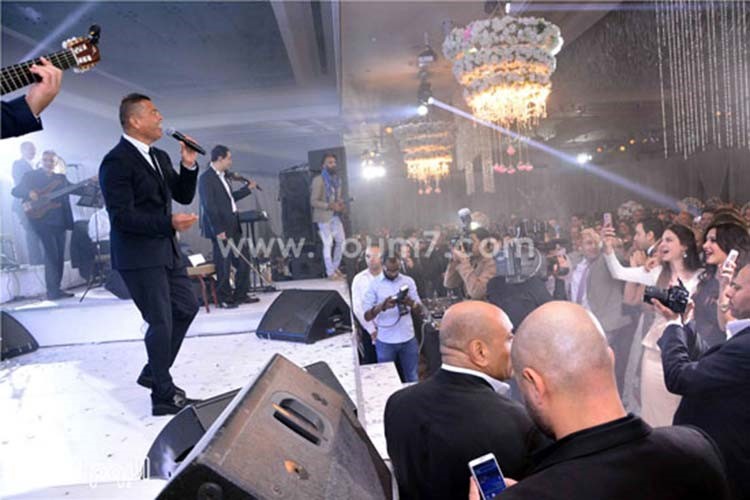 بالصور.. الهضبة يشدو بأجمل أغانيه في زفاف محمود عوض ونادين بيضون