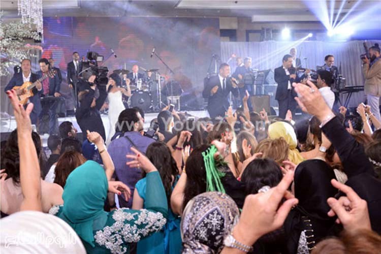 بالصور.. الهضبة يشدو بأجمل أغانيه في زفاف محمود عوض ونادين بيضون