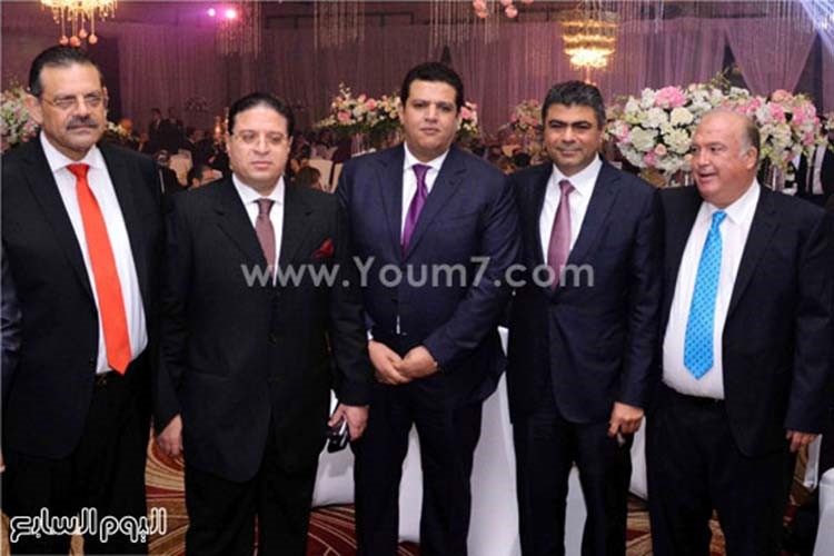 بالصور.. الهضبة يشدو بأجمل أغانيه في زفاف محمود عوض ونادين بيضون